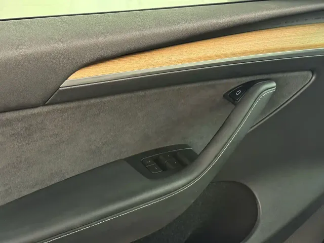 Tesla Model Y — Фото автомобиля 13