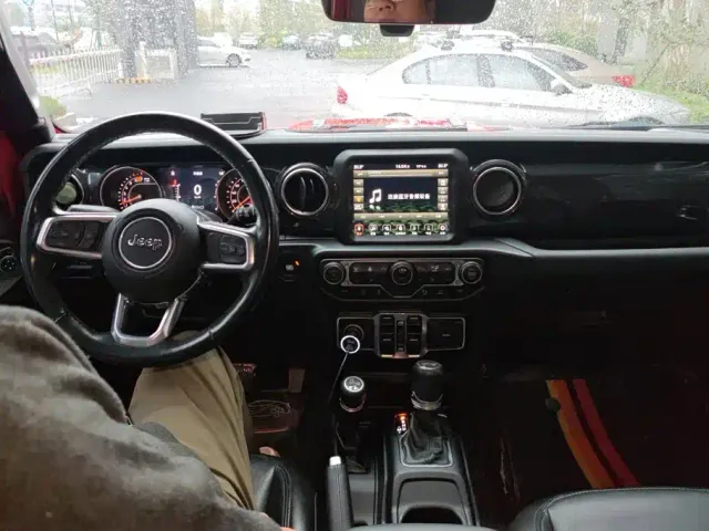 Jeep Wrangler — Фото автомобиля 12