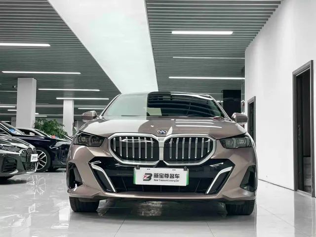 BMW i5 — Фото автомобиля 2