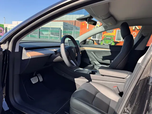 Tesla Model 3 — Фото автомобиля 5