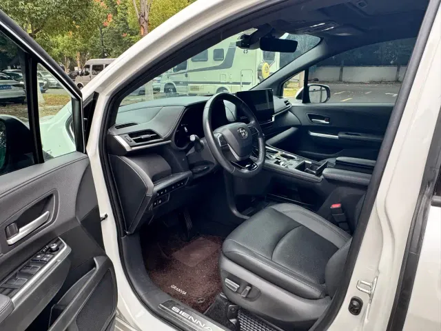 Toyota Sienna — Фото автомобиля 8