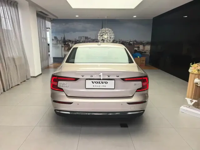 Volvo S60 — Фото автомобиля 15
