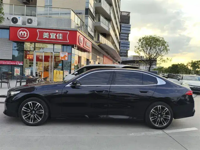 BMW 5 Series — Фото автомобиля 2