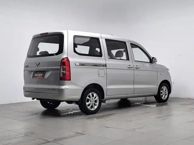 Wuling Hongguang V — Фото автомобиля 2