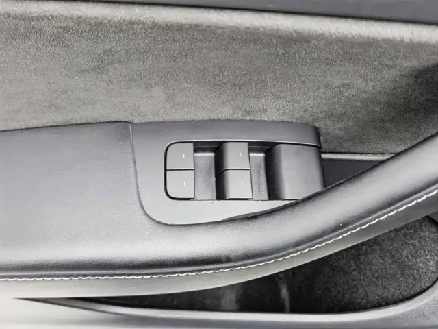 Tesla Model Y — Фото автомобиля 9
