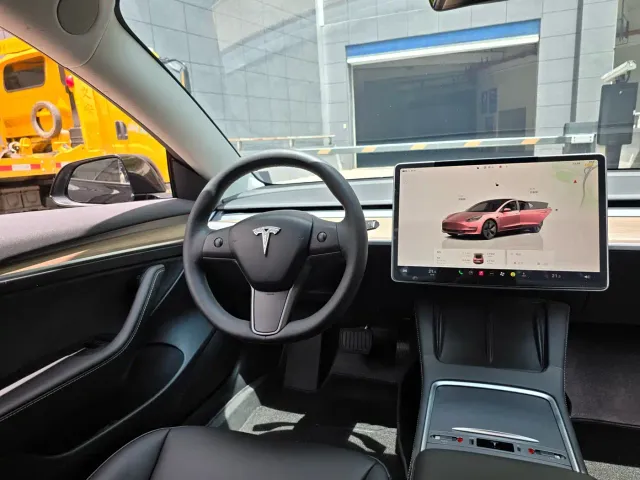 Tesla Model 3 — Фото автомобиля 10