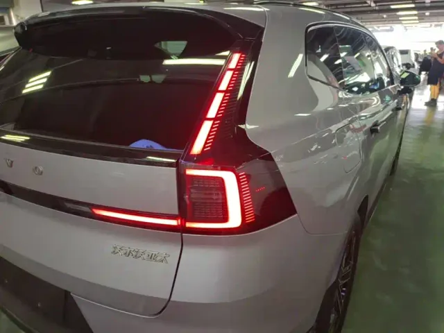 Volvo XC70 Plug-in Hybrid — Фото автомобиля 7