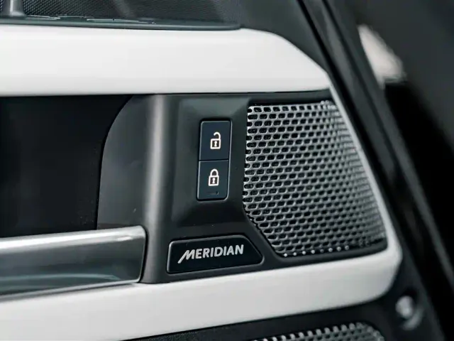 Land Rover Defender — Фото автомобиля 23