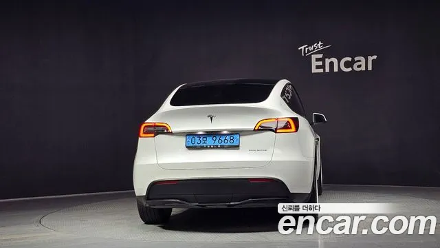 Tesla Model Y — Фото автомобиля 4