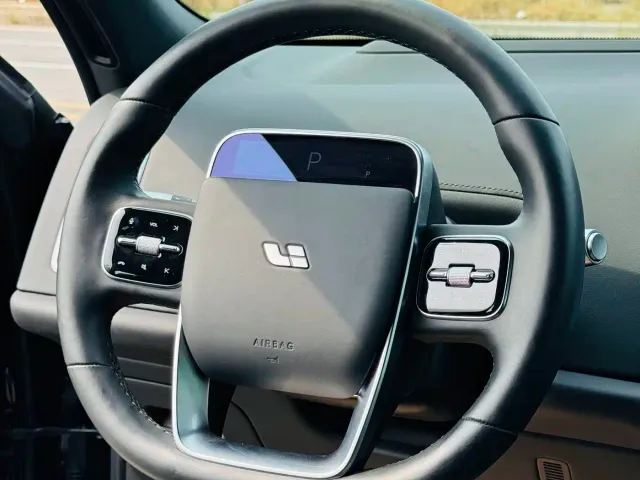 Li Auto L9 — Фото автомобиля 4