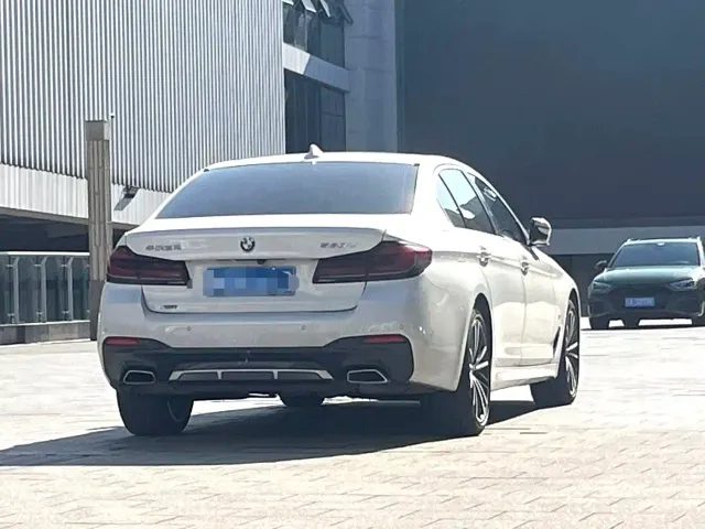 BMW 5 Series — Фото автомобиля 9