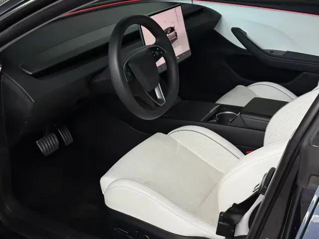 Tesla Model 3 — Фото автомобиля 8