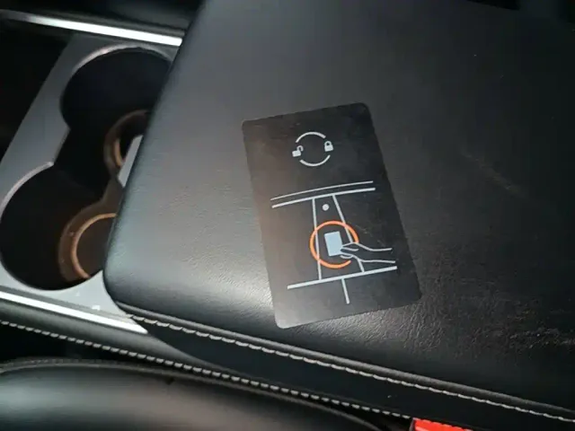 Tesla Model Y — Фото автомобиля 8
