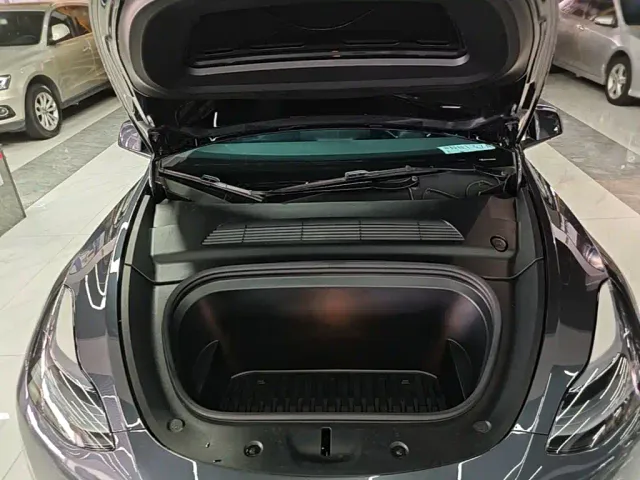 Tesla Model Y — Фото автомобиля 19