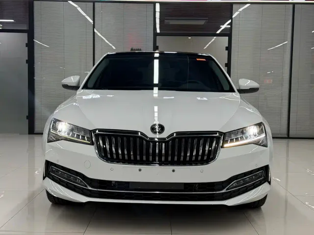 Skoda Superb — Фото автомобиля 2