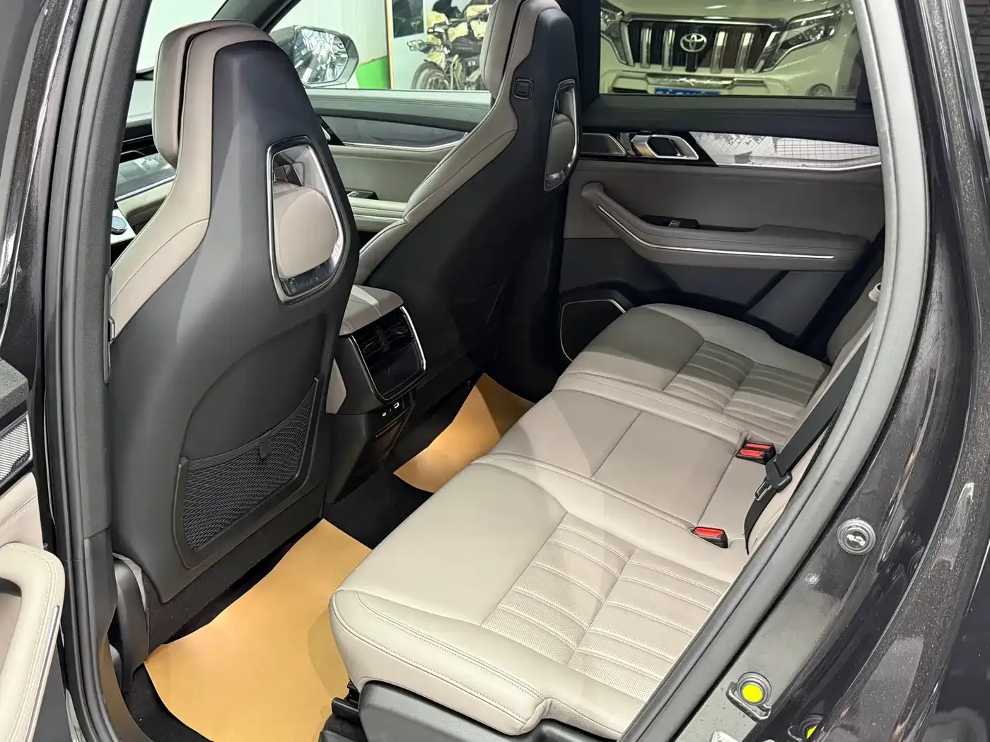 Lynk & Co Lynk & Co 09 EM-P 2023 2.0TD EM-P Voyage PM 7-Seater — Фото автомобиля 18