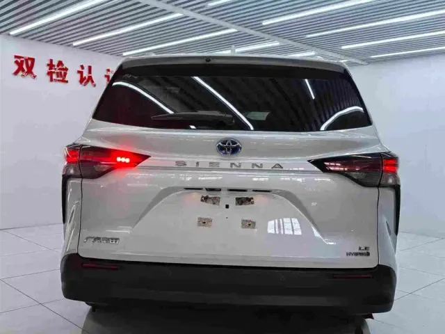 Toyota Sienna — Фото автомобиля 7