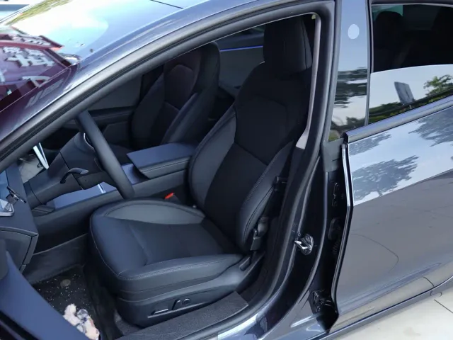 Tesla Model 3 — Фото автомобиля 16