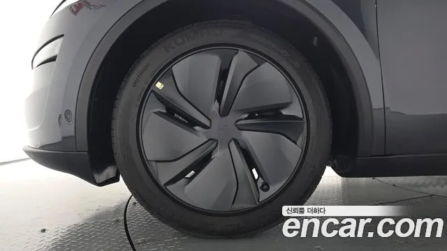 Tesla Model Y — Фото автомобиля 5