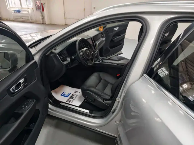 Volvo XC60 — Фото автомобиля 12