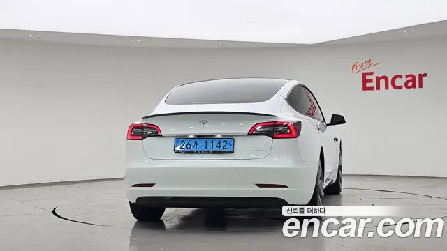 Tesla Model 3 — Фото автомобиля 4
