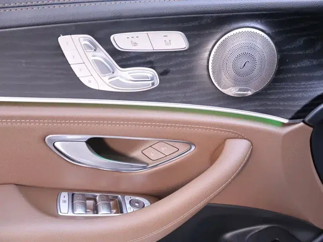 Mercedes-Benz E-Class — Фото автомобиля 17