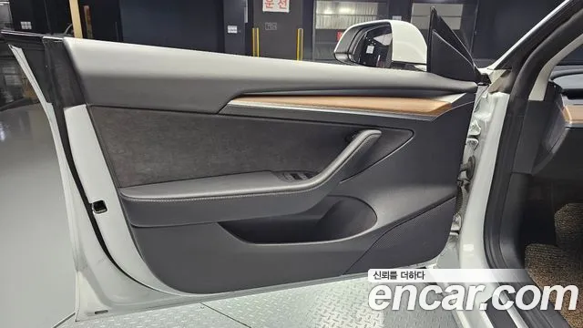 Tesla Model 3 — Фото автомобиля 16