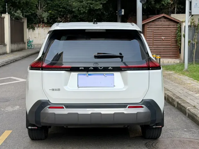 Toyota RAV4 — Фото автомобиля 10