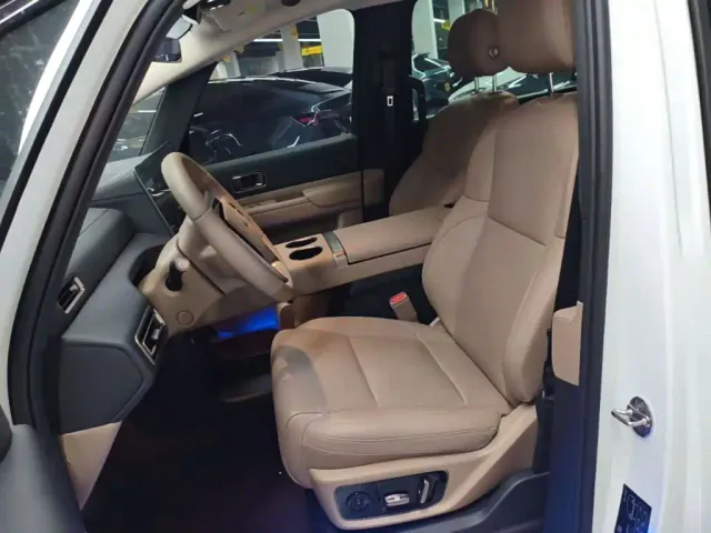 Li Auto MEGA — Фото автомобиля 10