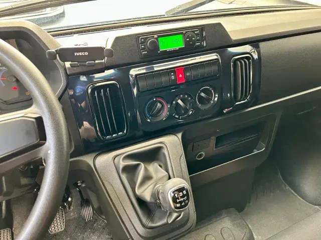 Iveco Iveco Daily 2023 2.5T V40 Van Long Wheelbase Medium Roof Dual Tire Sliding Door 2-3 Seats — Фото автомобиля 9