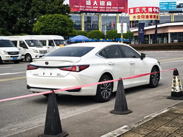Lexus ES — Фото автомобиля 7