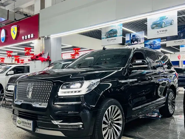 Lincoln Navigator — Фото автомобиля 2