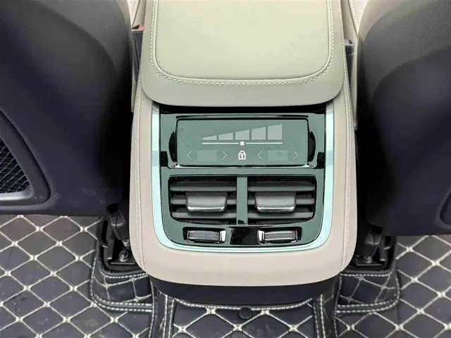 Volvo XC90 — Фото автомобиля 11