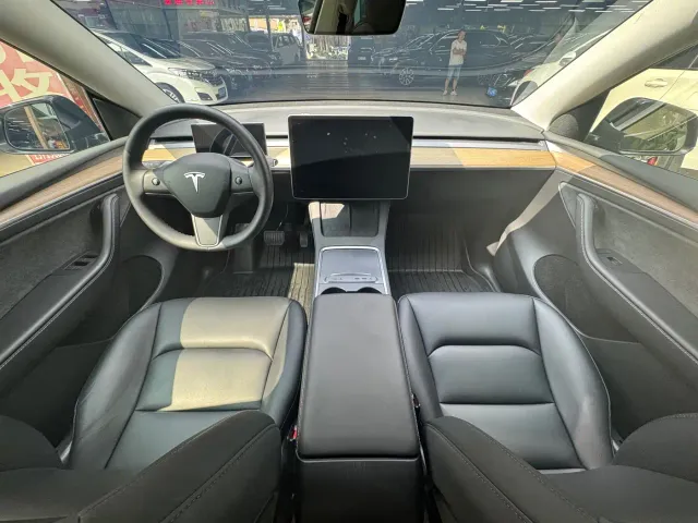 Tesla Model Y — Фото автомобиля 12