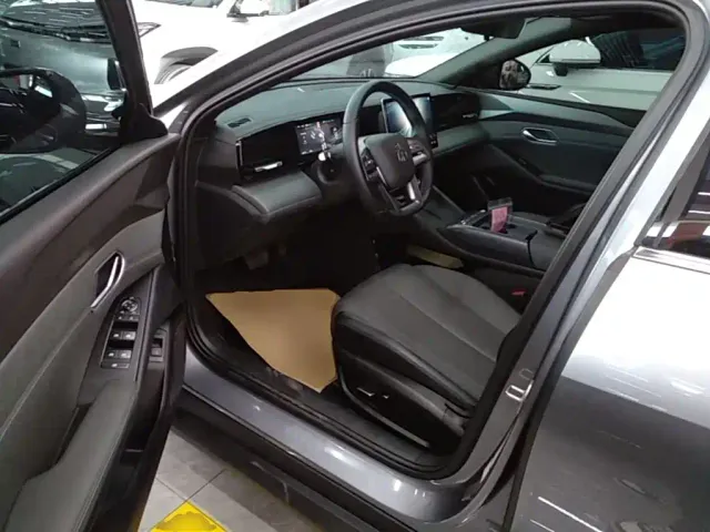 BYD Qin L — Фото автомобиля 14