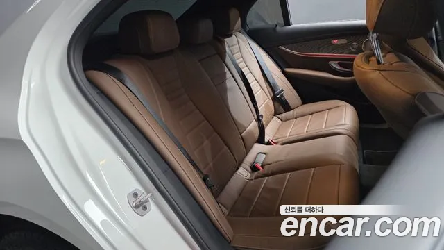 Mercedes-Benz E-Class — Фото автомобиля 18