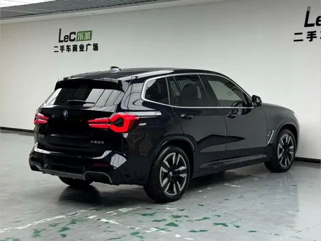 BMW iX3 — Фото автомобиля 4