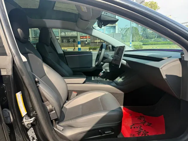 Tesla Model 3 — Фото автомобиля 9