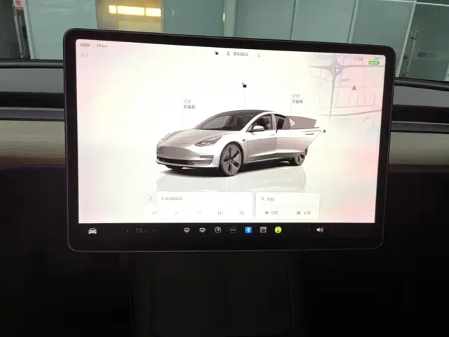 Tesla Model 3 — Фото автомобиля 12
