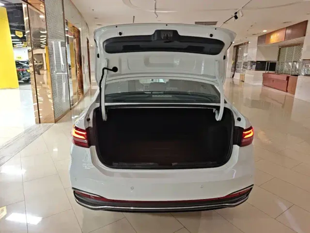 Volkswagen Lavida — Фото автомобиля 18