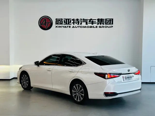 Lexus ES — Фото автомобиля 5