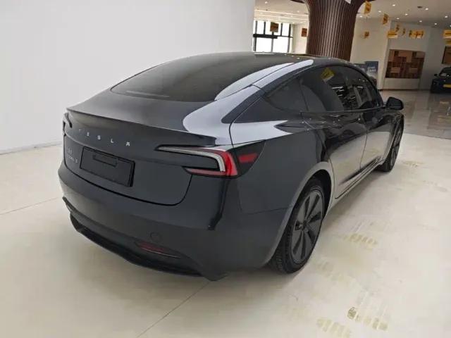 Tesla Model 3 — Фото автомобиля 6