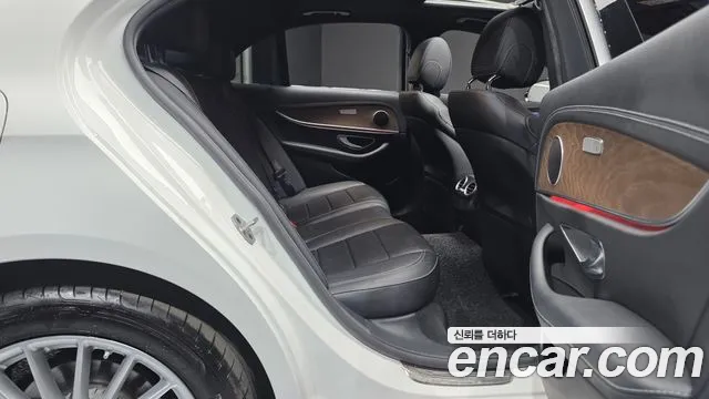 Mercedes-Benz E-Class — Фото автомобиля 9
