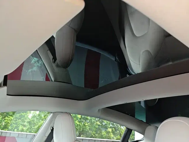 Tesla Model 3 — Фото автомобиля 17
