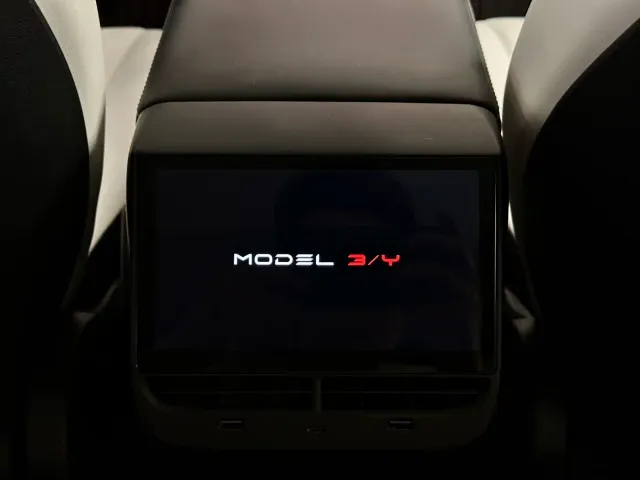 Tesla Model Y — Фото автомобиля 19