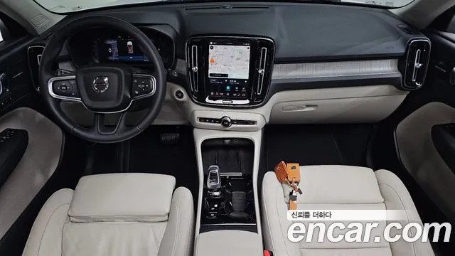 Вольво XC40 — Фото автомобиля 6