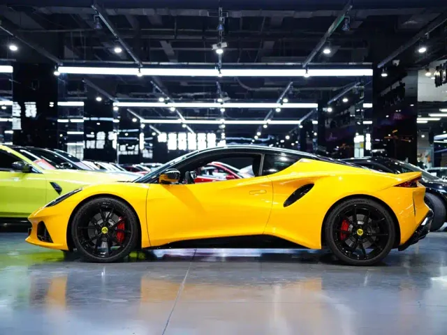 Lotus Emira — Фото автомобиля 9