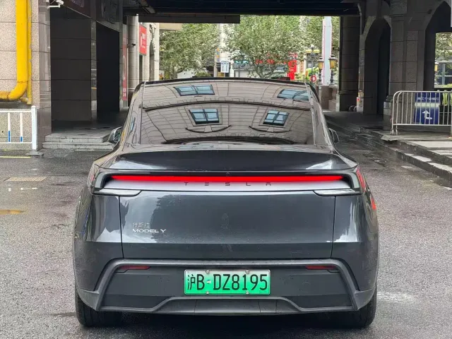 Tesla Model Y — Фото автомобиля 8