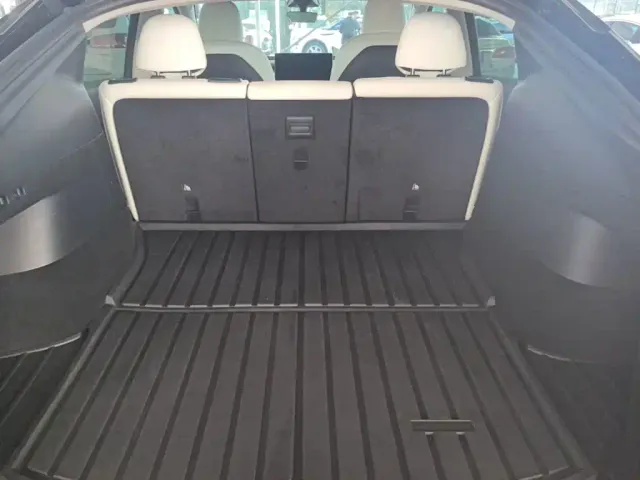Tesla Model Y — Фото автомобиля 18