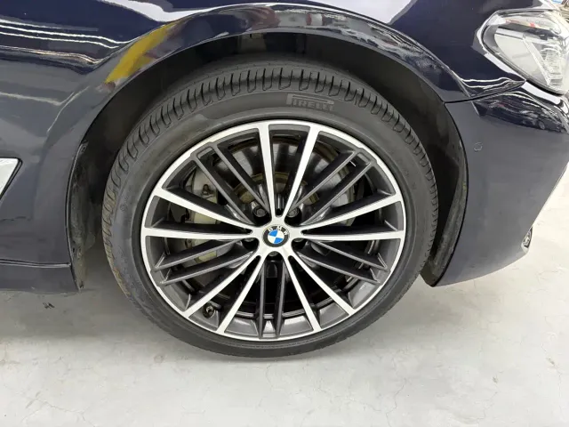 BMW 5 Series — Фото автомобиля 11